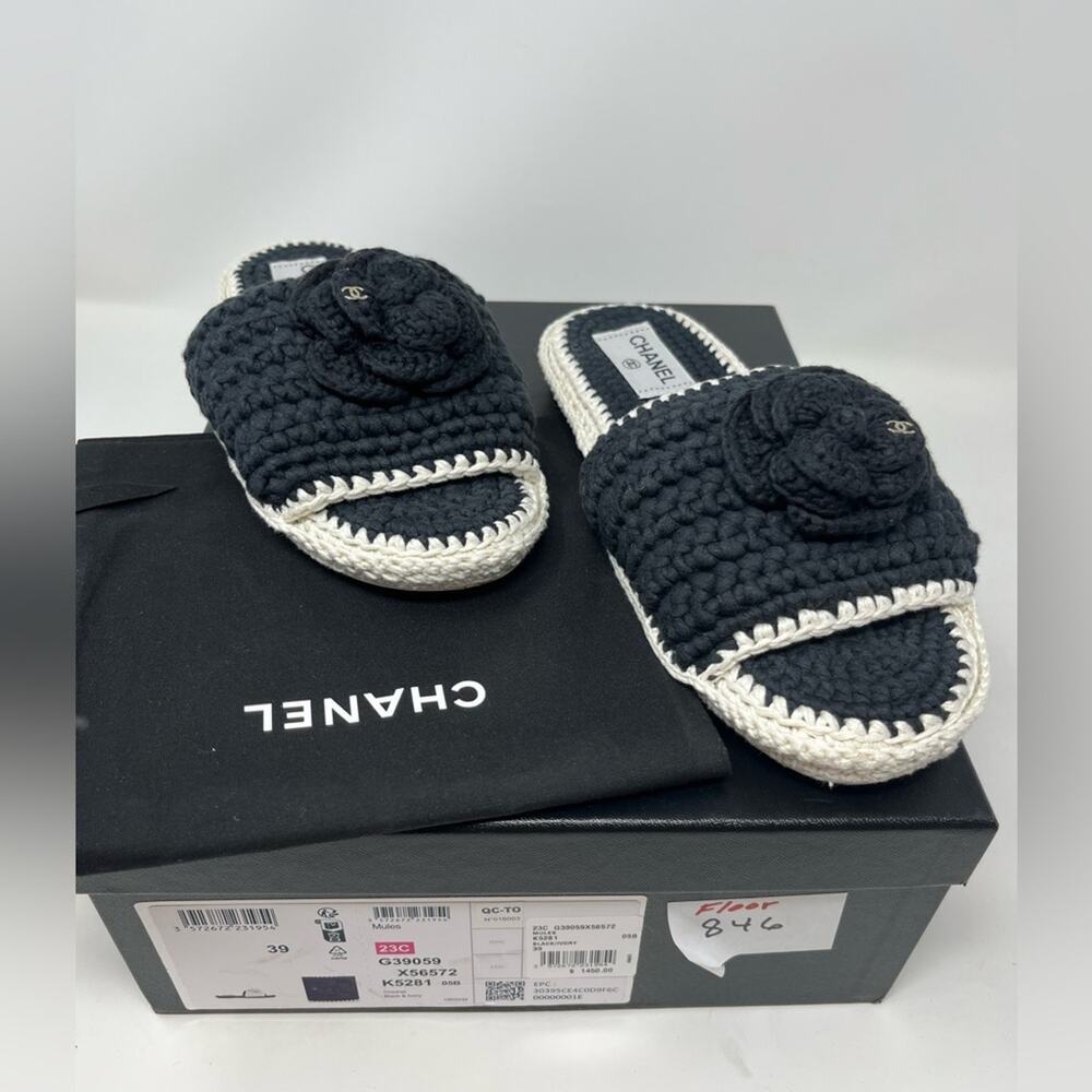 Chanel Crochet Camellia CC Sandal 2023 Black White size 39 EU Flat Slide - Picture 2 of 7